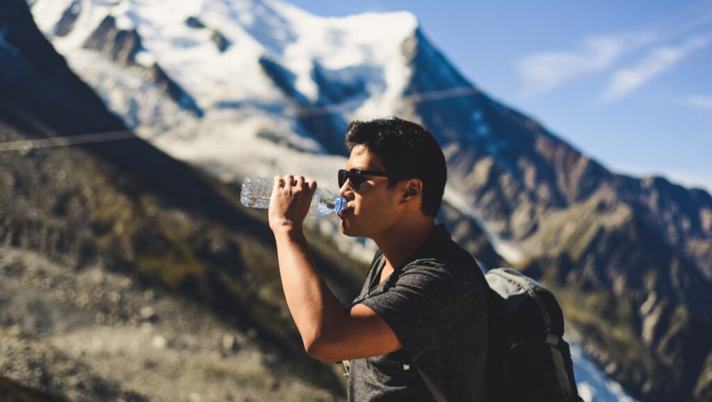 水を飲む男性