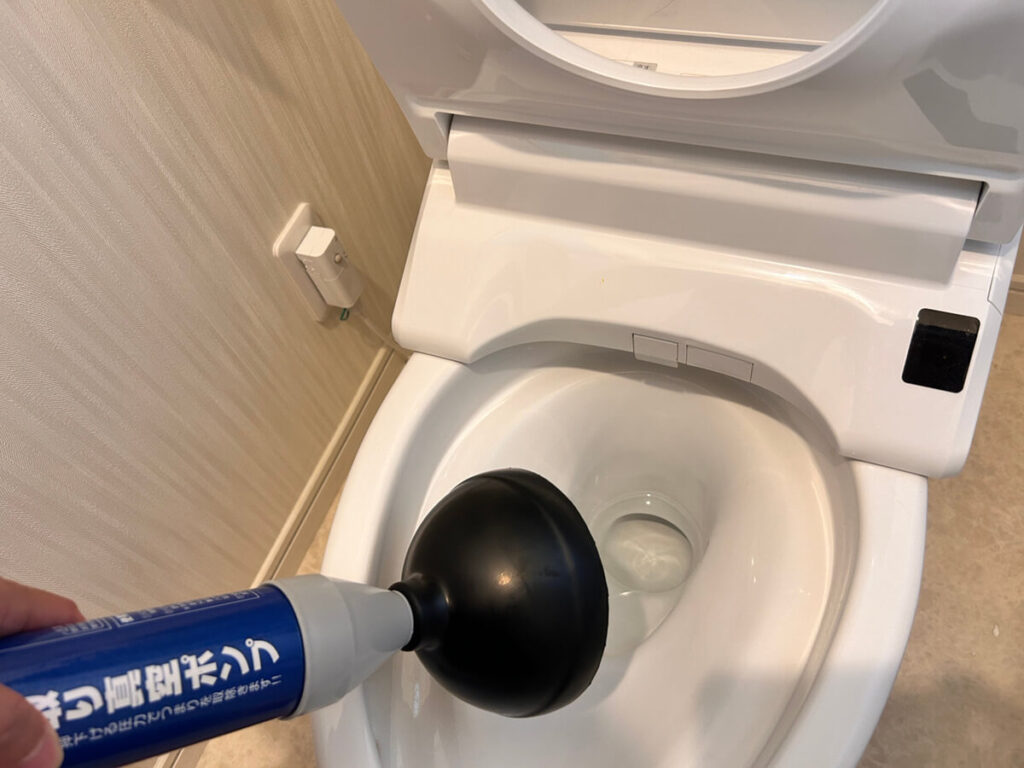 真空式パイプでトイレつまりを解消