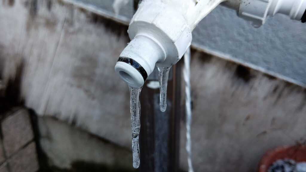 水温が0℃以下になると凍結