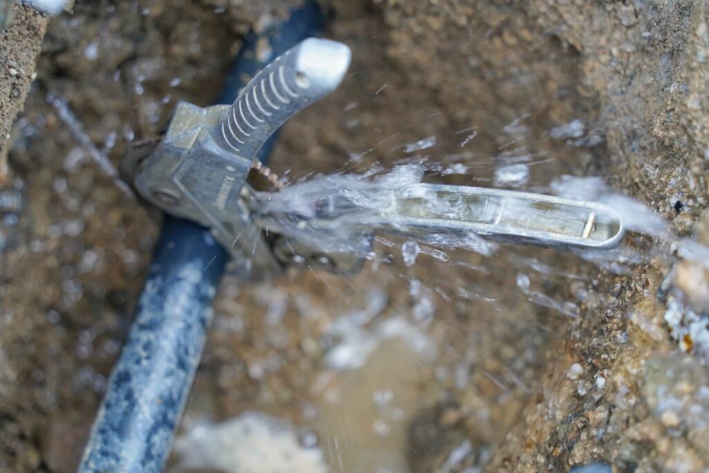 水道管が破裂する原因とその症状