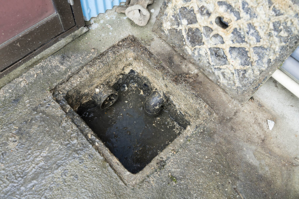 住宅の屋外にある下水管と点検口