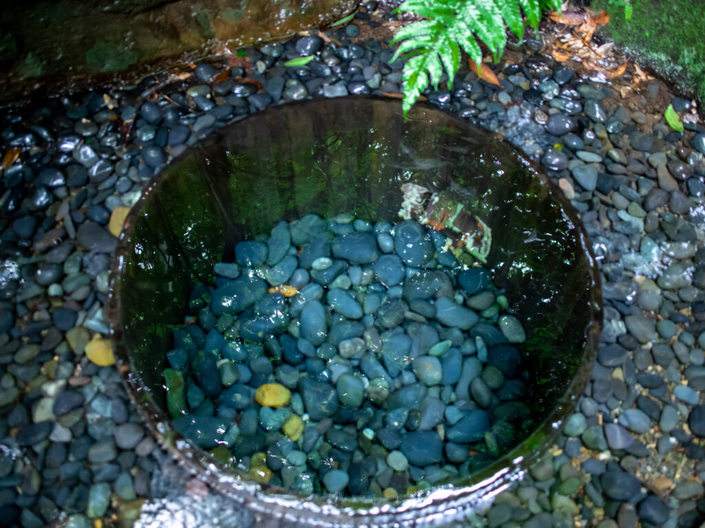 水がたまった井戸のイメージ